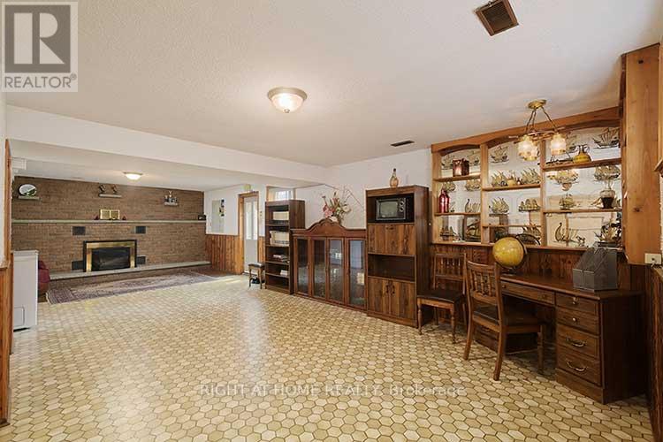 409 Rustic Road, Toronto, Ontario  M6L 1W8 - Photo 18 - W12161987