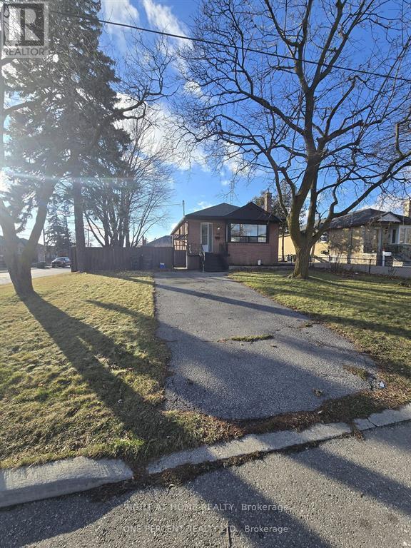 <div class="slider-price">$1,580,000</div><p>70 Bunnell Crescent, Toronto, Ontario</p>