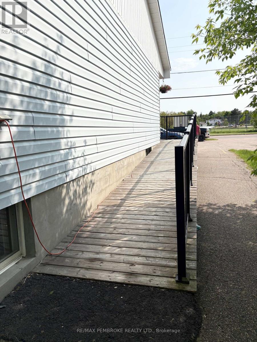 3261 Petawawa Blvd Boulevard, Petawawa, Ontario  K8H 1X8 - Photo 6 - X12193475