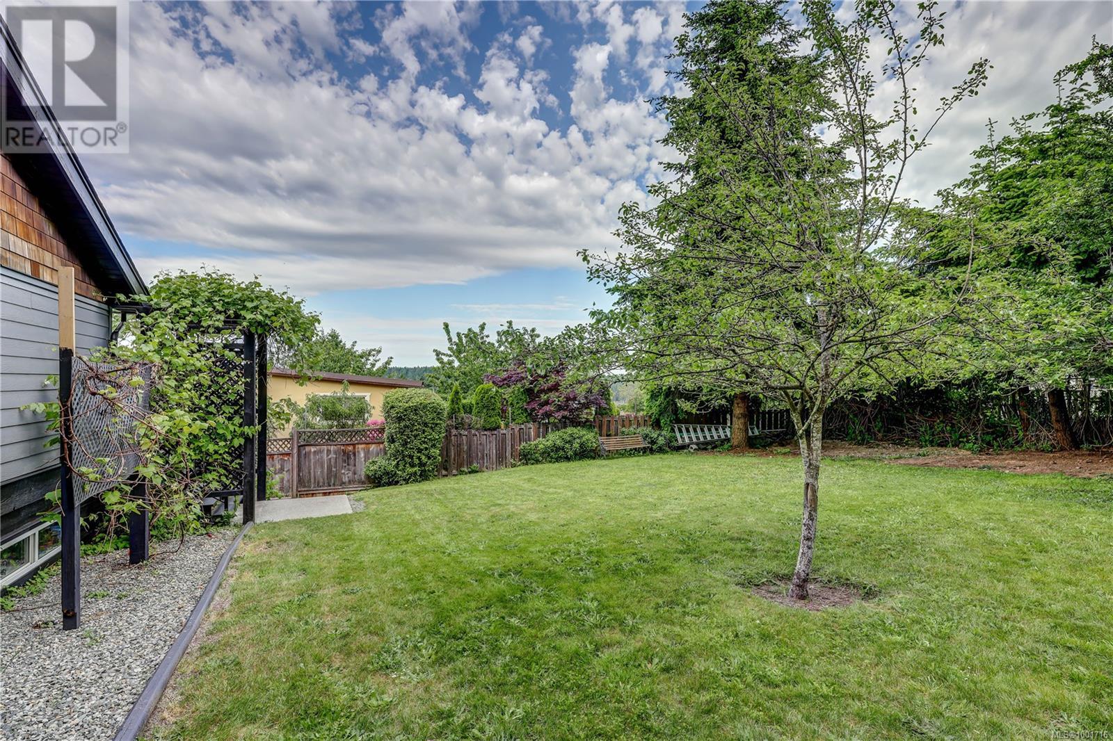 Property at 985 Malaspina Cres image 2