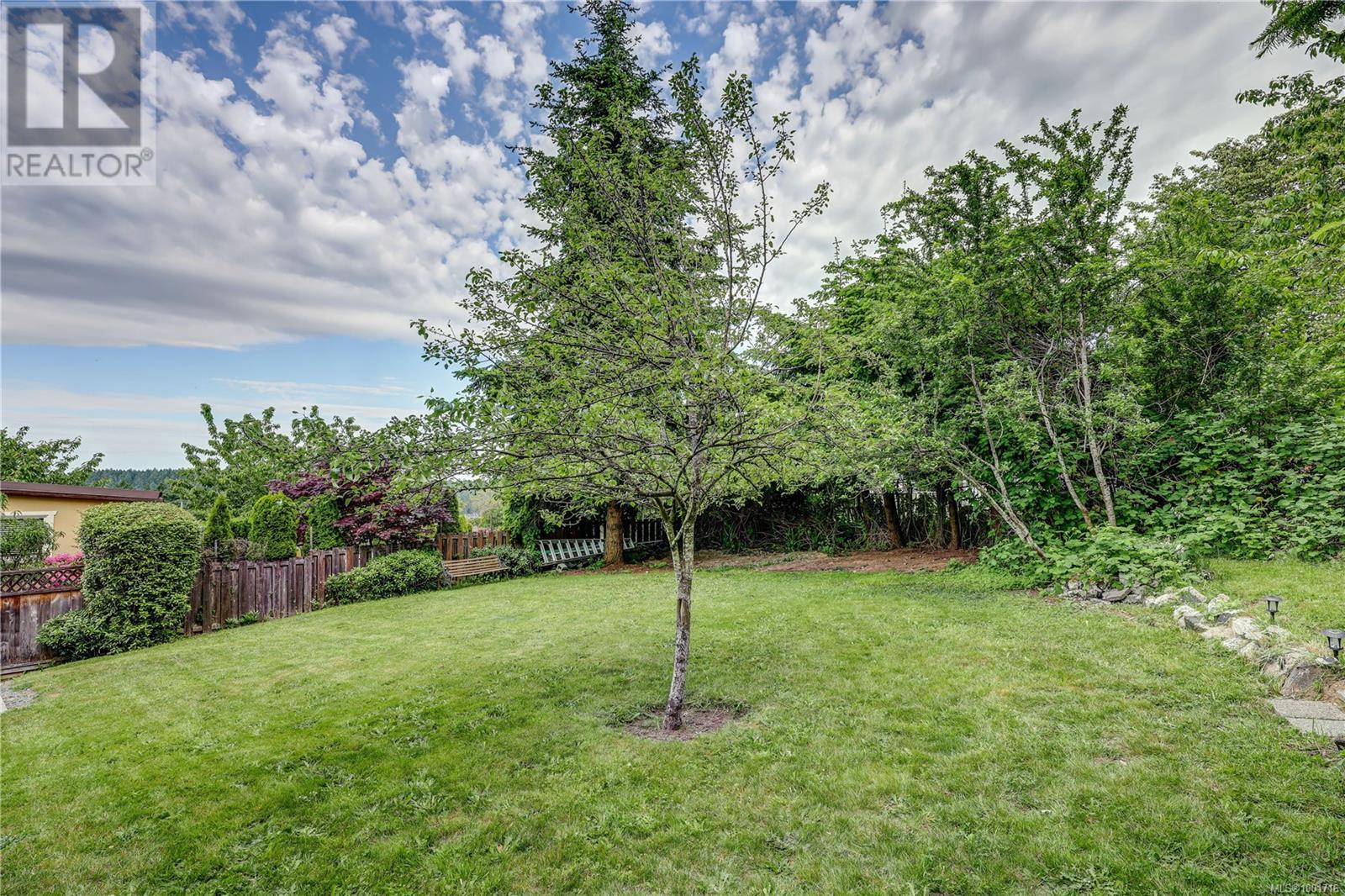 Property at 985 Malaspina Cres image 3