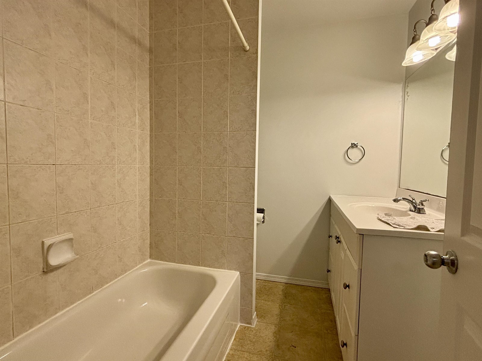 ***** 103a Avenue, Surrey, British Columbia  V3T 1S4 - Photo 5 - R3010847
