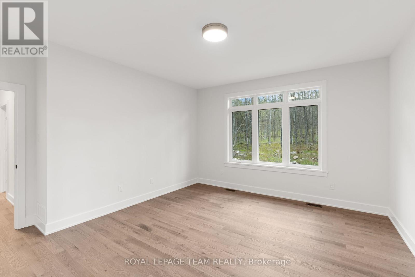 79 Hogan Drive, Mcnab/braeside, Ontario  K7S 0H8 - Photo 21 - X12193473