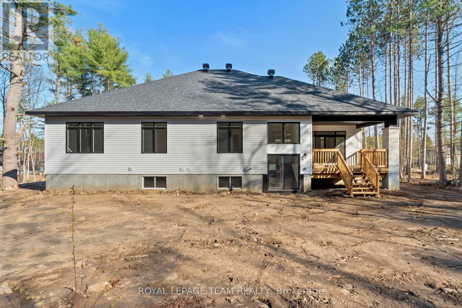 79 Hogan Drive, Mcnab/braeside, Ontario  K7S 0H8 - Photo 35 - X12193473