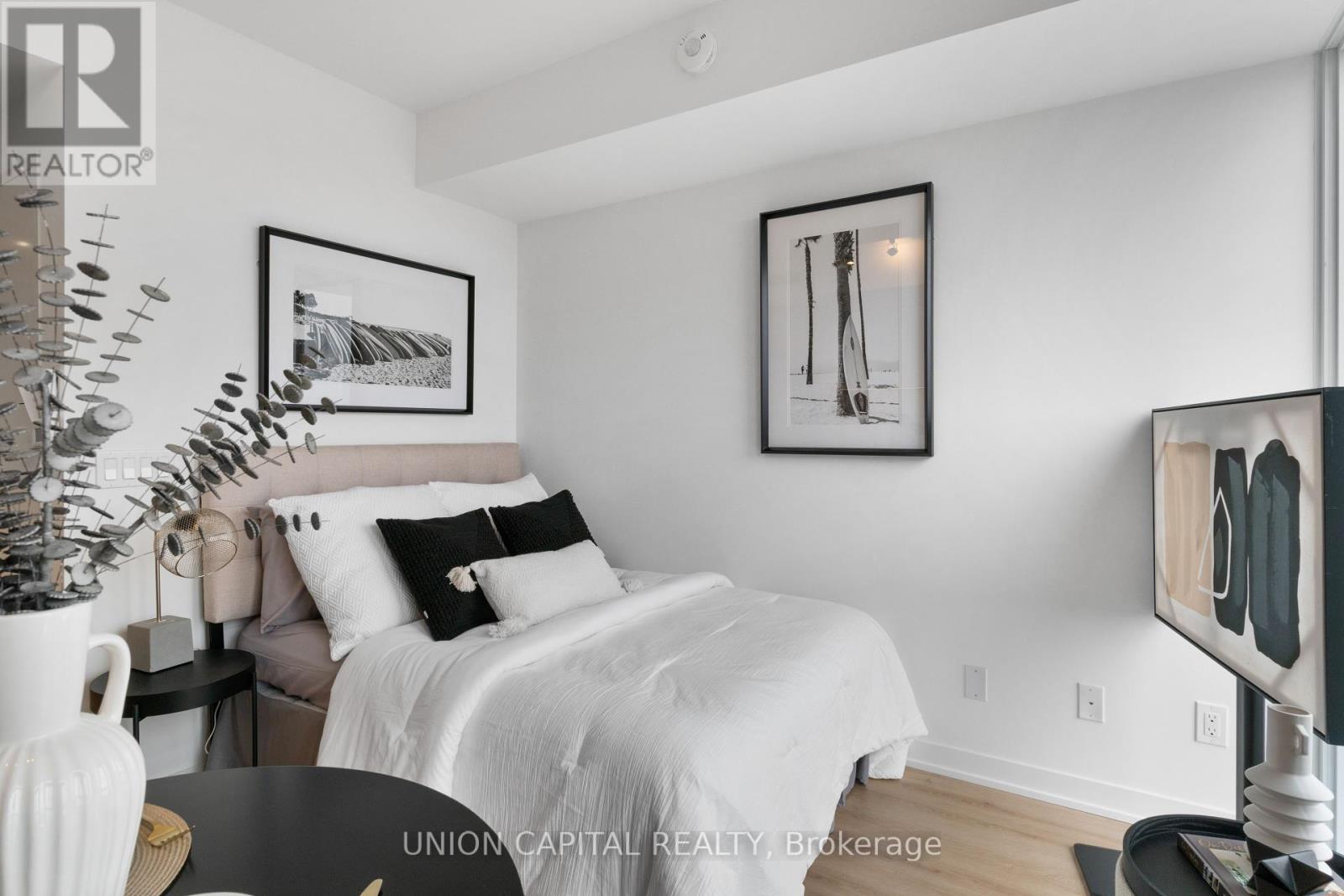 1612 - 319 Jarvis Street, Toronto (Moss Park), Ontario  M5B 0C8 - Photo 9 - C12193330