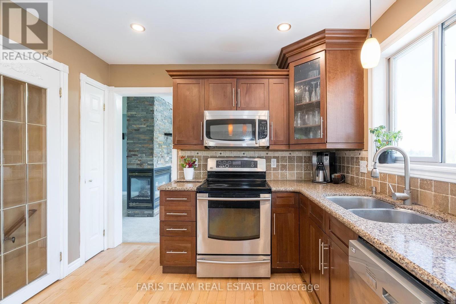 36 Marlow Circle, Springwater (Hillsdale), Ontario  L0L 1V0 - Photo 7 - S12193437