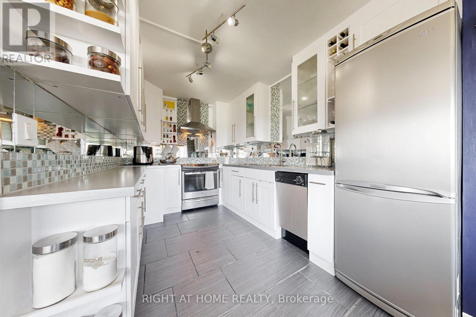 1704 - 735 Don Mills Road, Toronto (Flemingdon Park), Ontario  M3C 1T1 - Photo 16 - C12193542