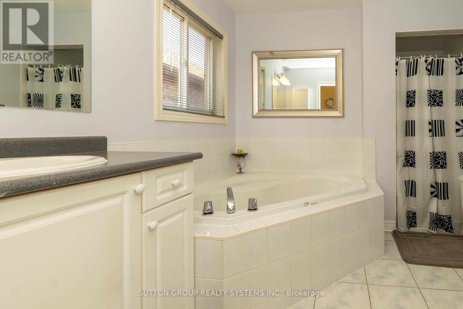 5636 Raleigh Street, Mississauga, Ontario  L5M 7E4 - Photo 17 - W12193323