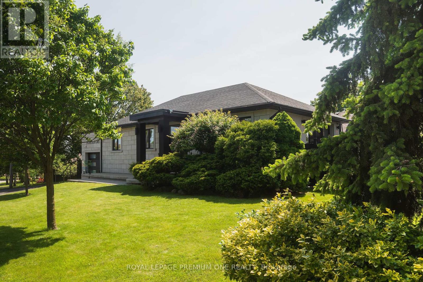19 Garside Crescent E, Toronto (Brookhaven-Amesbury), Ontario  M6M 2Z5 - Photo 2 - W12193347