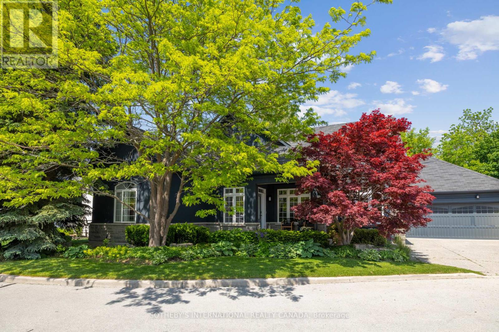 221 CARLINI COURT, oakville (co central), Ontario