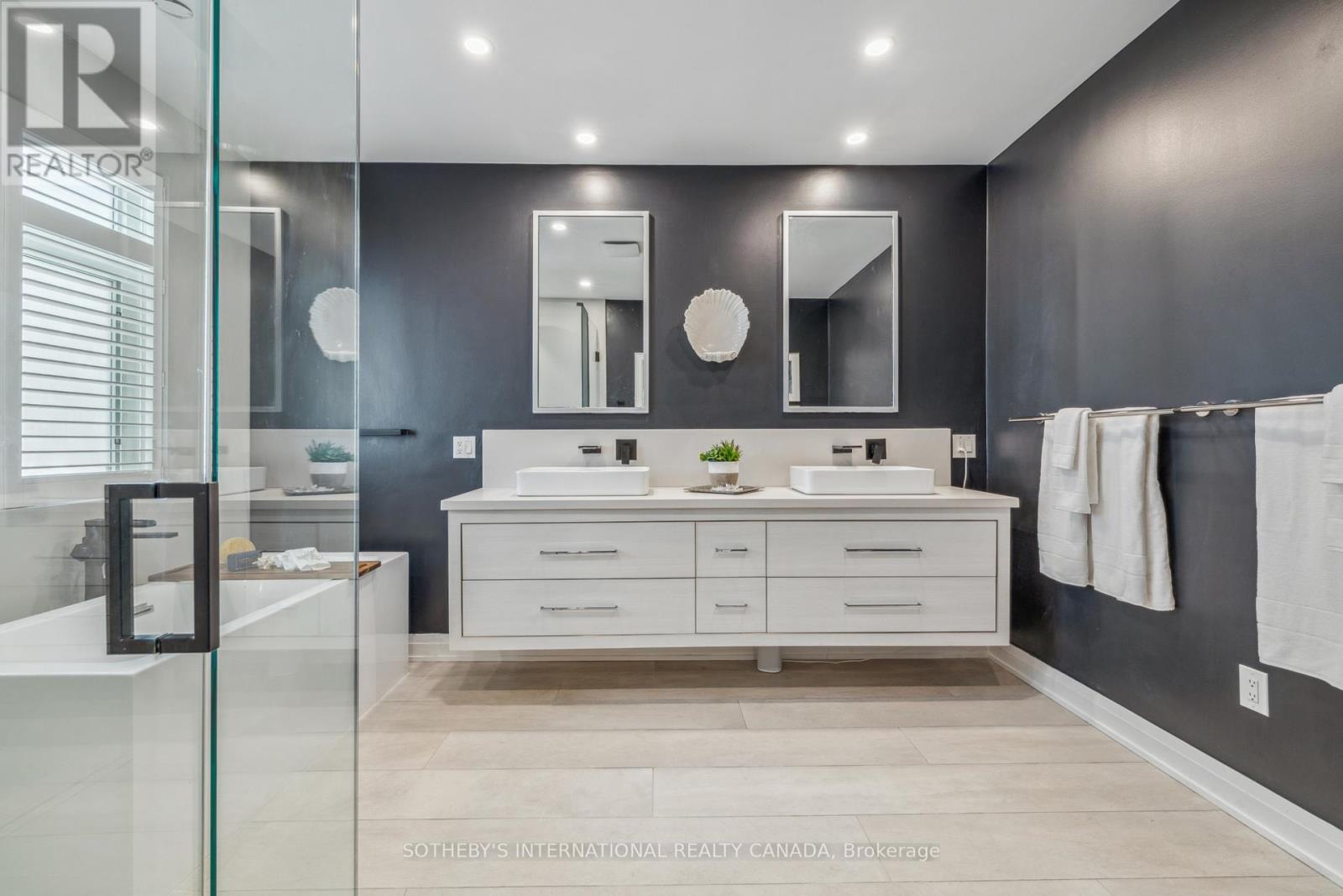 221 Carlini Court, Oakville, Ontario  L6K 3Y8 - Photo 24 - W12193418