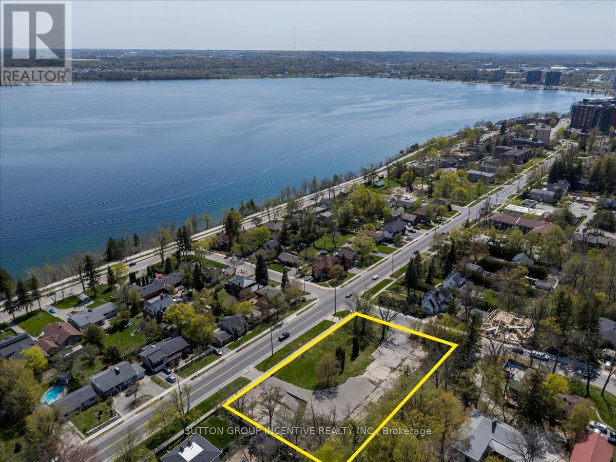 114 Blake Street, Barrie (North Shore), Ontario  L4M 1K3 - Photo 4 - S12193609