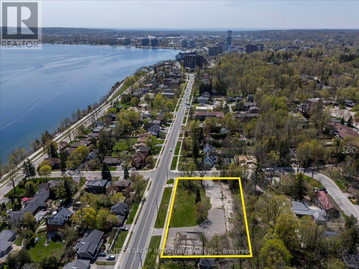 114 Blake Street, Barrie (North Shore), Ontario  L4M 1K3 - Photo 5 - S12193609
