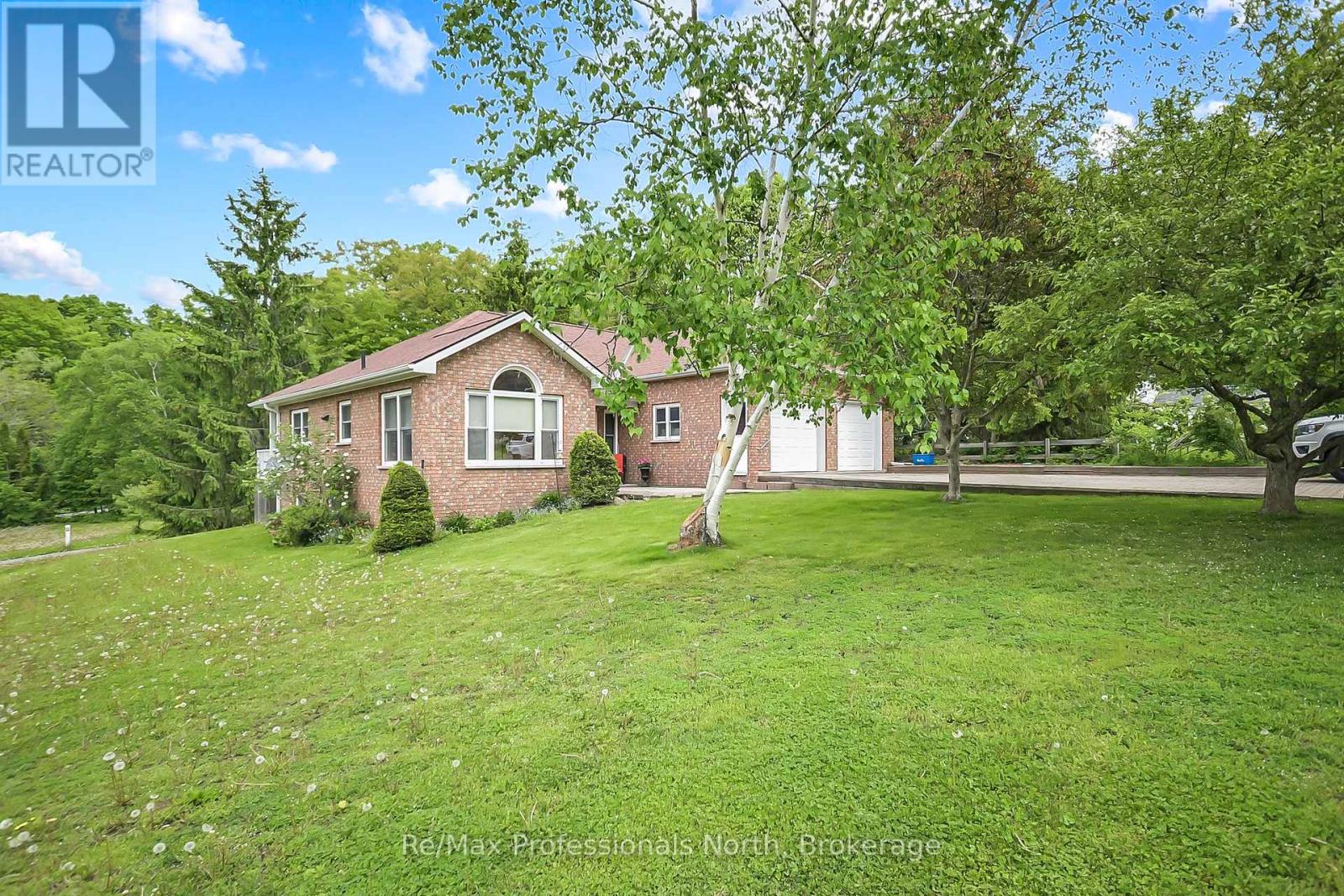 490 Brown Street, Gravenhurst, Ontario  P1P 1G6 - Photo 2 - X12192765