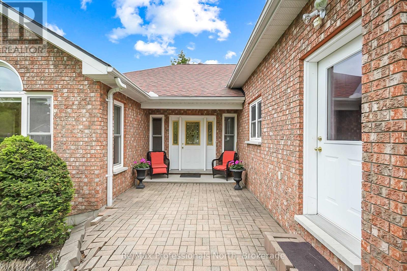 490 Brown Street, Gravenhurst, Ontario  P1P 1G6 - Photo 5 - X12192765