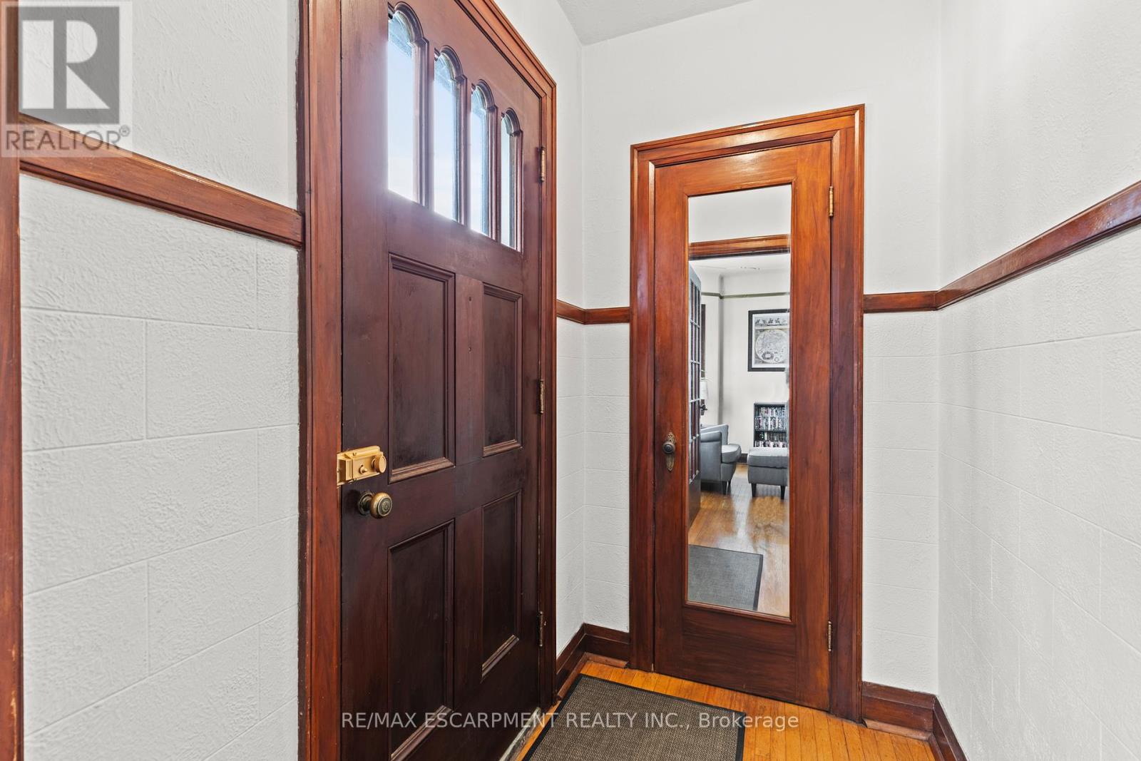 29 Barons Avenue S, Hamilton (Bartonville), Ontario  L8K 2Y1 - Photo 5 - X12193472