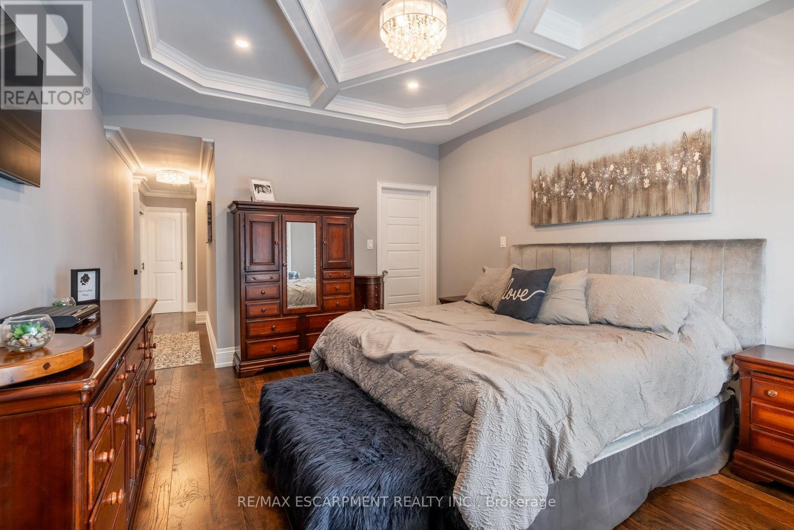 979 Garden Lane, Hamilton, Ontario  L8B 1P2 - Photo 11 - X12193602