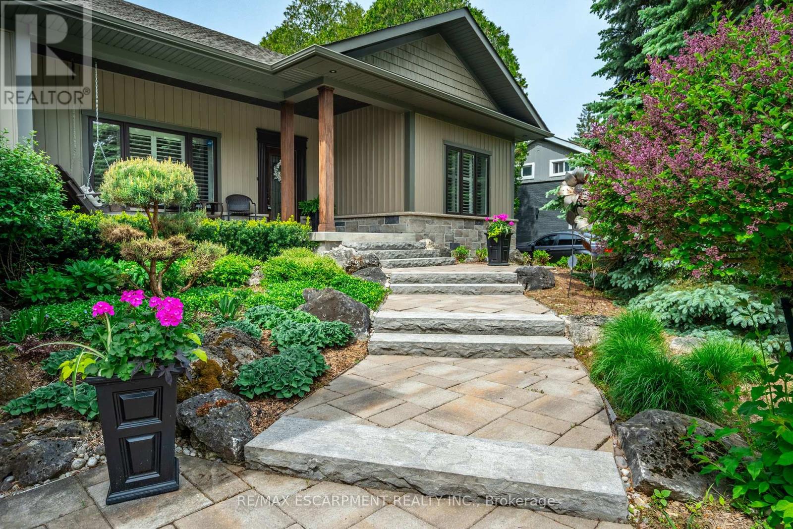 979 Garden Lane, Hamilton, Ontario  L8B 1P2 - Photo 2 - X12193602