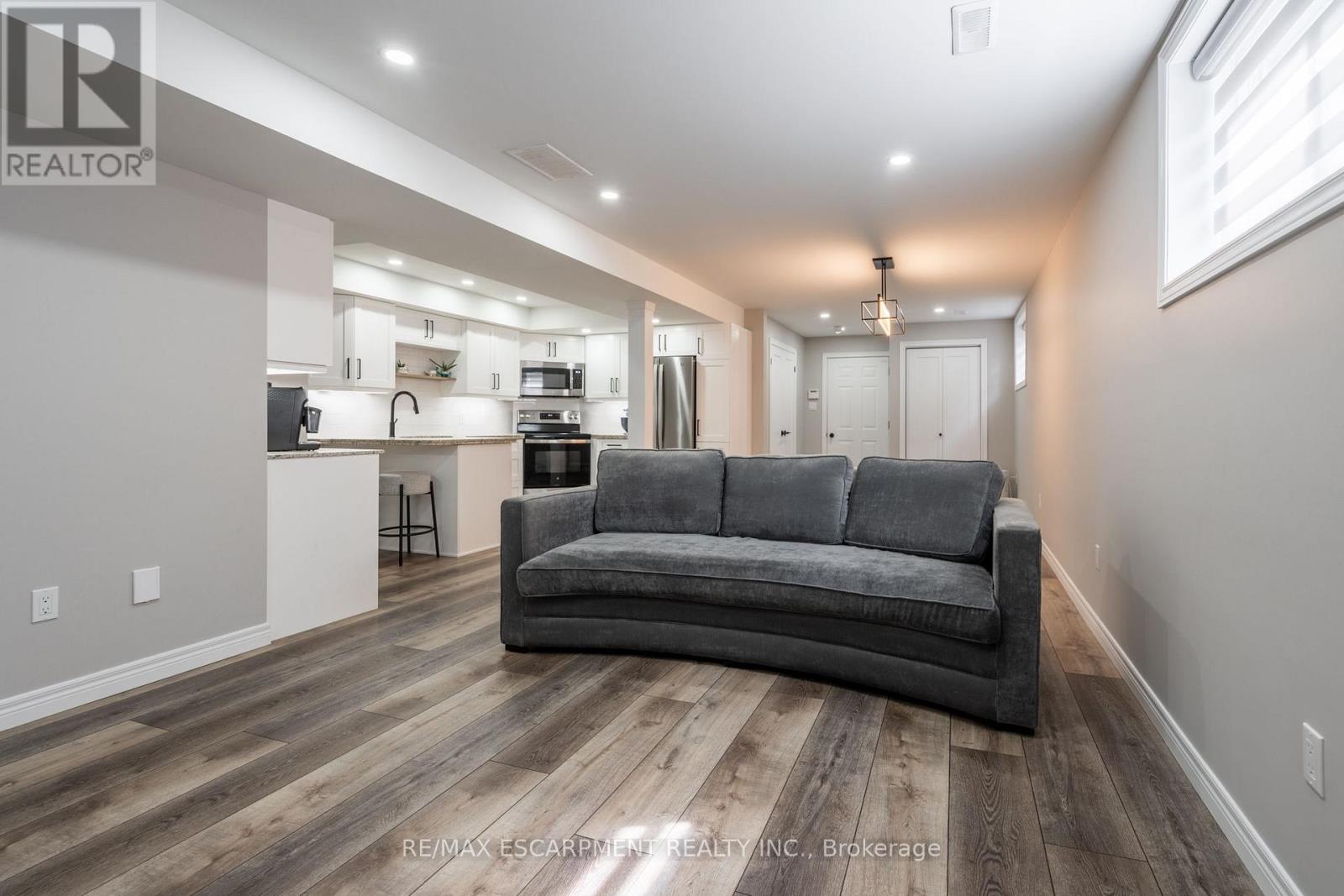 979 Garden Lane, Hamilton, Ontario  L8B 1P2 - Photo 34 - X12193602
