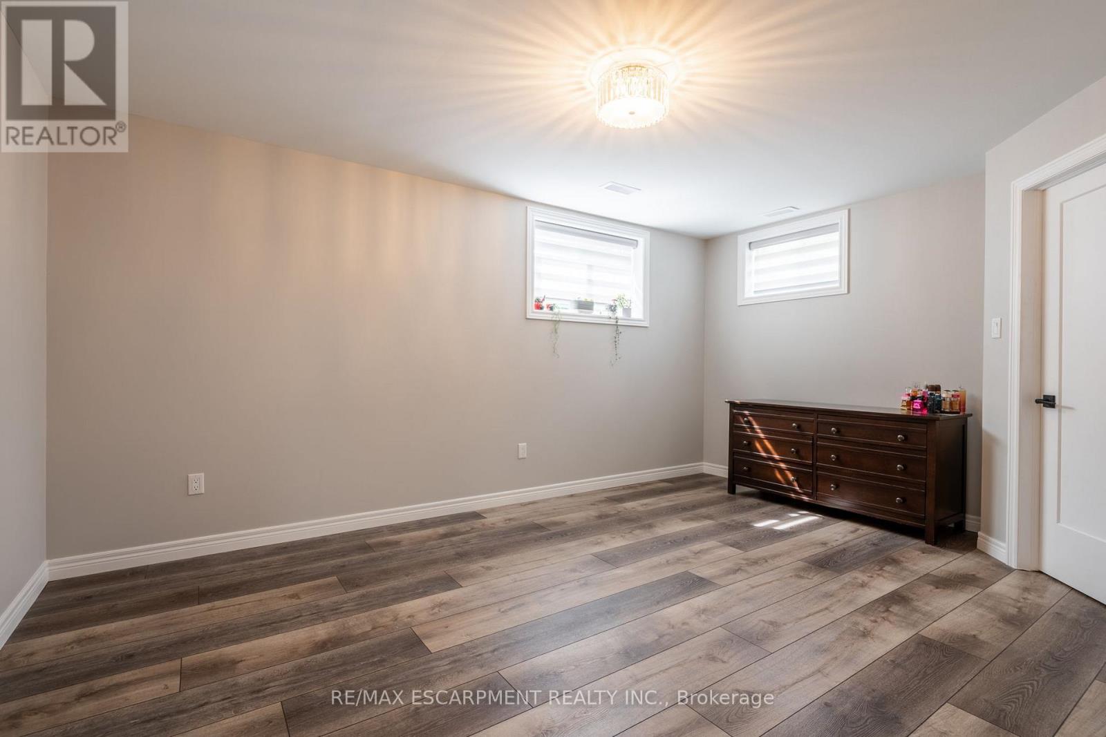 979 Garden Lane, Hamilton, Ontario  L8B 1P2 - Photo 36 - X12193602
