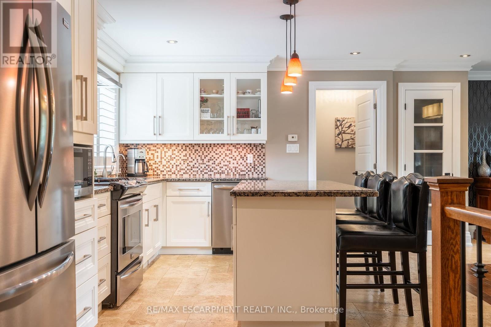 979 Garden Lane, Hamilton, Ontario  L8B 1P2 - Photo 8 - X12193602