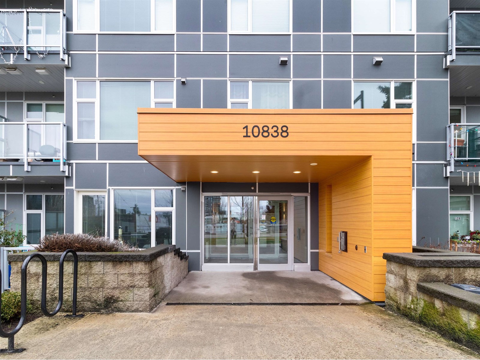 409 10838 Whalley Boulevard, Surrey, British Columbia  V3R 0G8 - Photo 1 - R2969619