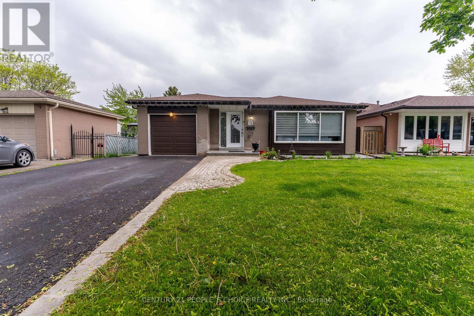 70 Glebe Crescent, Brampton, Ontario  L6S 1G1 - Photo 2 - W12193642