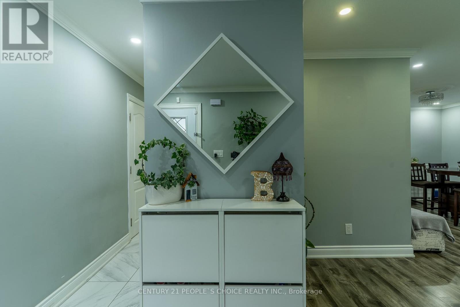70 Glebe Crescent, Brampton, Ontario  L6S 1G1 - Photo 5 - W12193642
