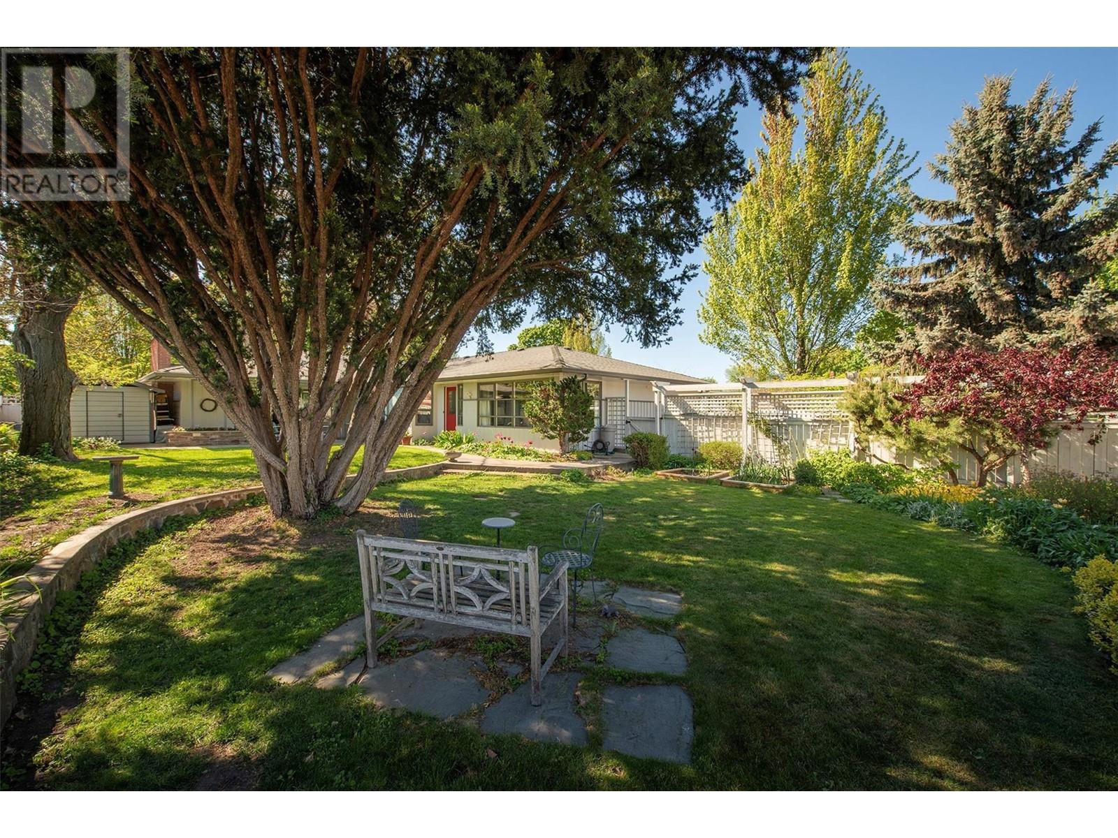 2021 Abbott Street, Kelowna, British Columbia  V1Y 1C4 - Photo 2 - 10350430
