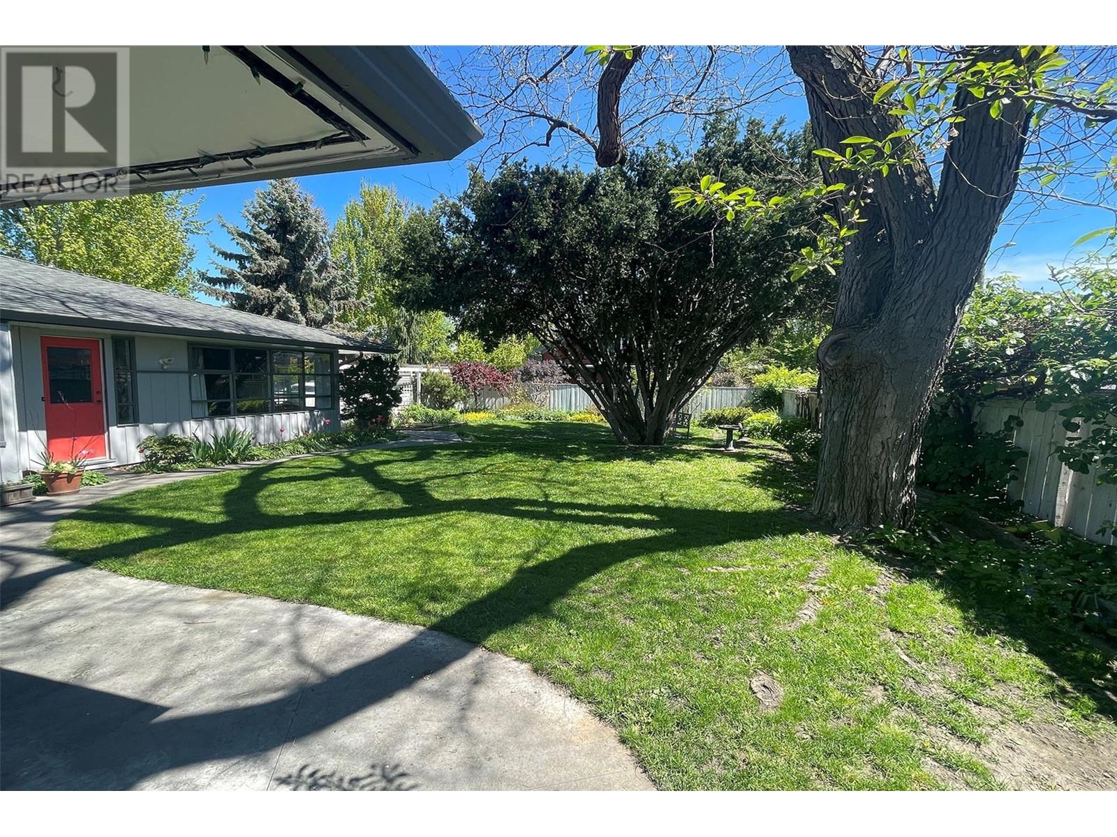 2021 Abbott Street, Kelowna, British Columbia  V1Y 1C4 - Photo 34 - 10350430