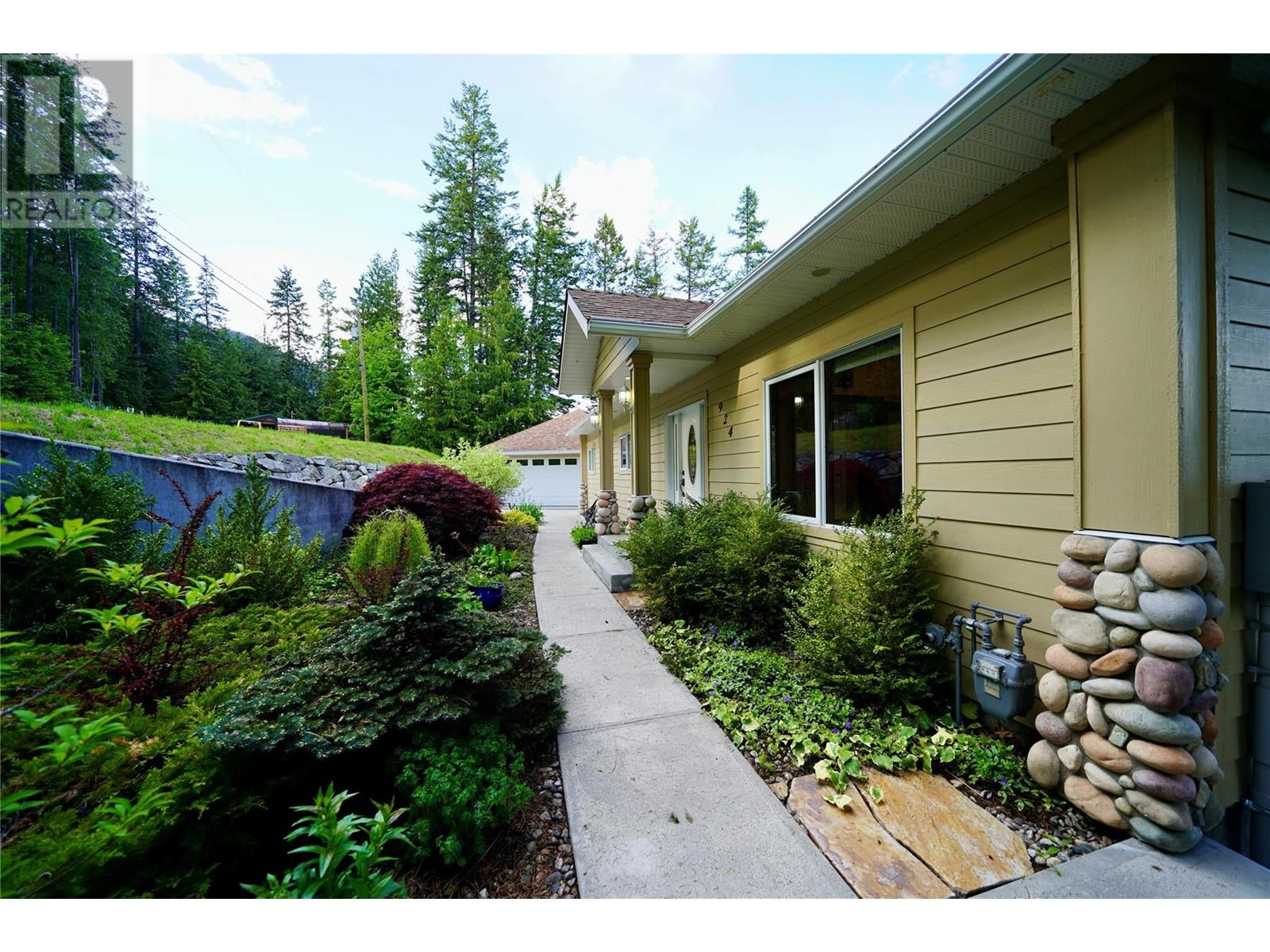 924 QUEENS Road, Balfour, BC V0G1C0