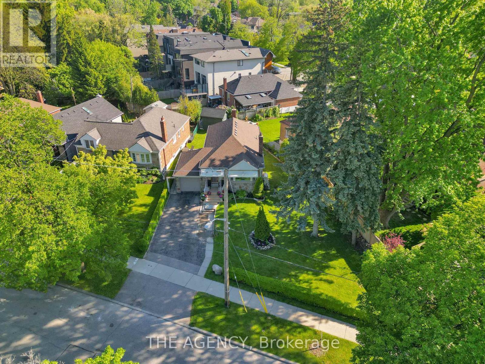 <div class="slider-price">$1,499,999</div><p>229 Ridley Boulevard, Toronto, Ontario</p>