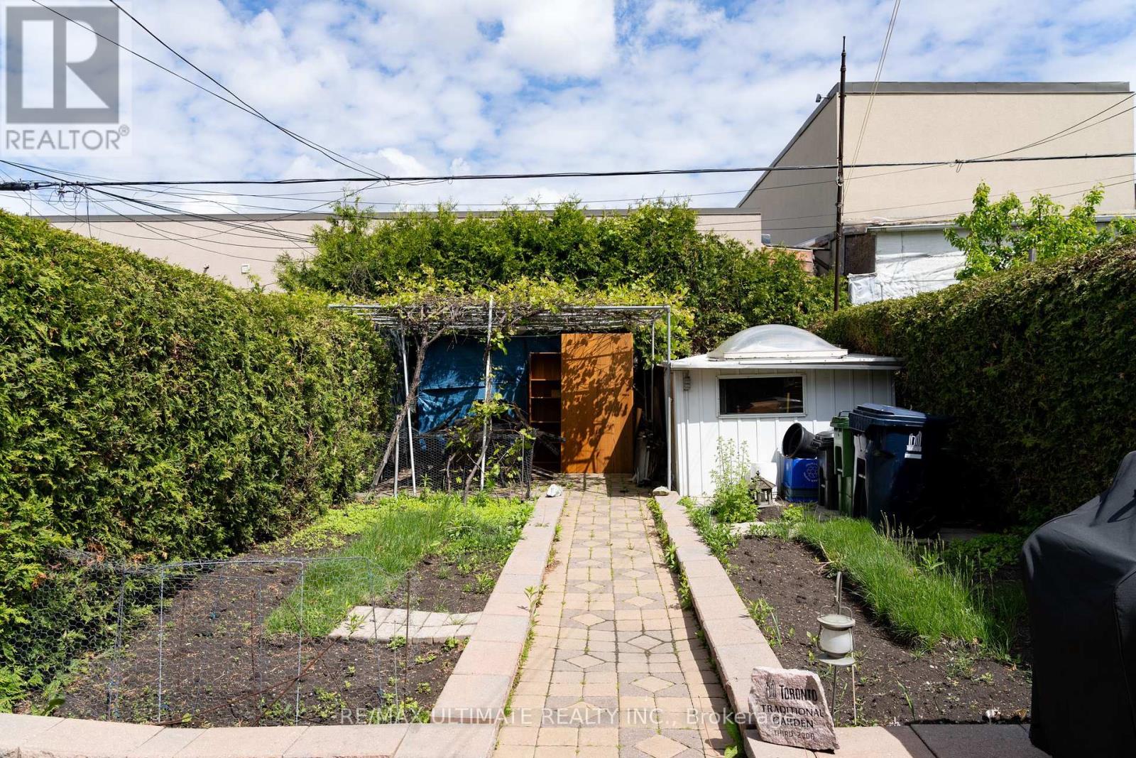 212a Schell Avenue, Toronto (Briar Hill-Belgravia), Ontario  M6E 2T2 - Photo 4 - W12193688