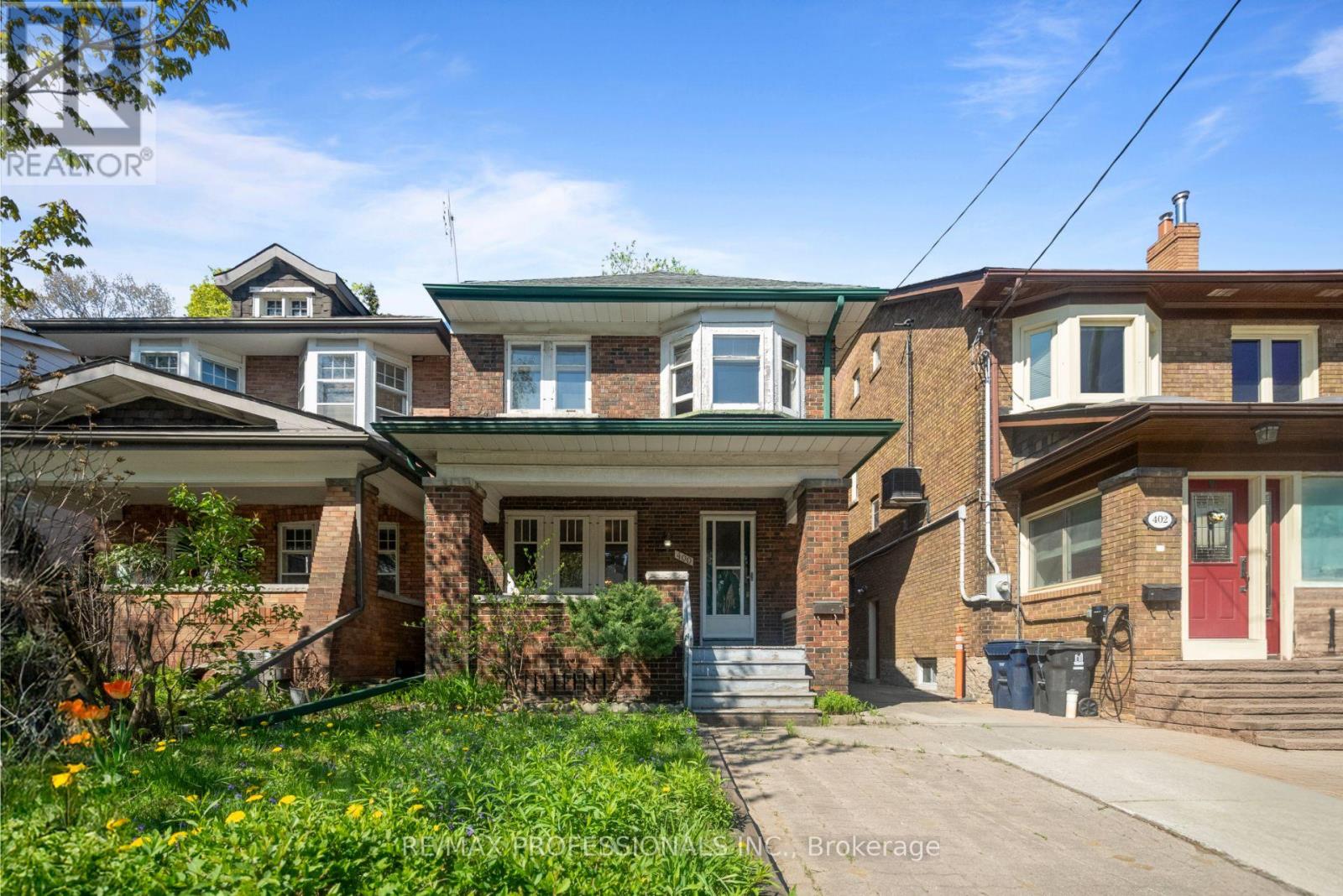 <div class="slider-price">$995,000</div><p>400 Willard Avenue, Toronto, Ontario</p>