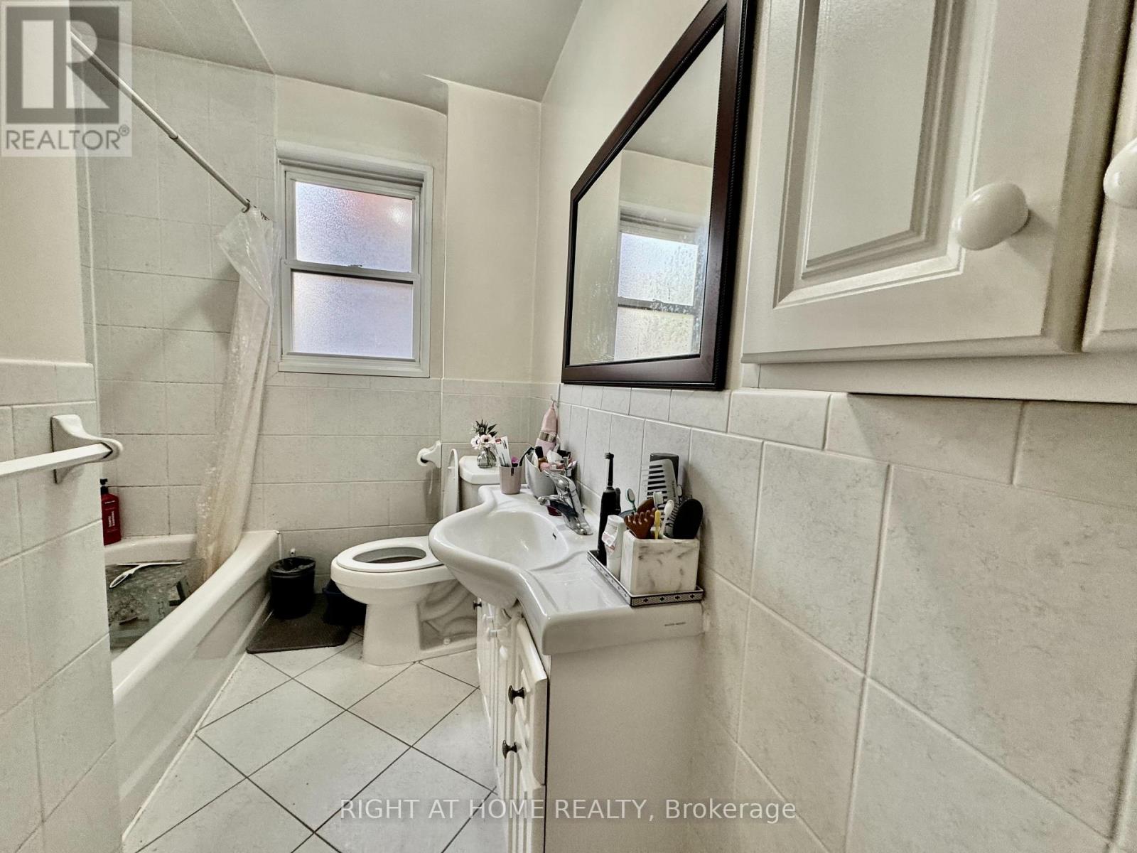 Main Apartment - 1198 Avenue Road, Toronto, Ontario  M5N 2G1 - Photo 10 - C12193787