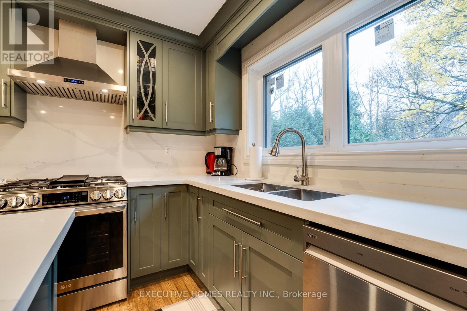 208 Glen Oak Drive, Oakville, Ontario  L6K 2J2 - Photo 17 - W12063252