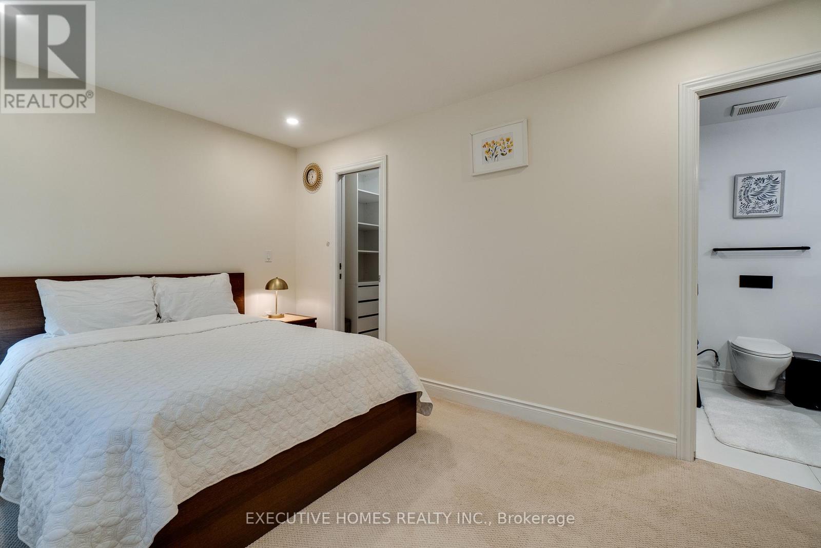 208 Glen Oak Drive, Oakville, Ontario  L6K 2J2 - Photo 25 - W12063252