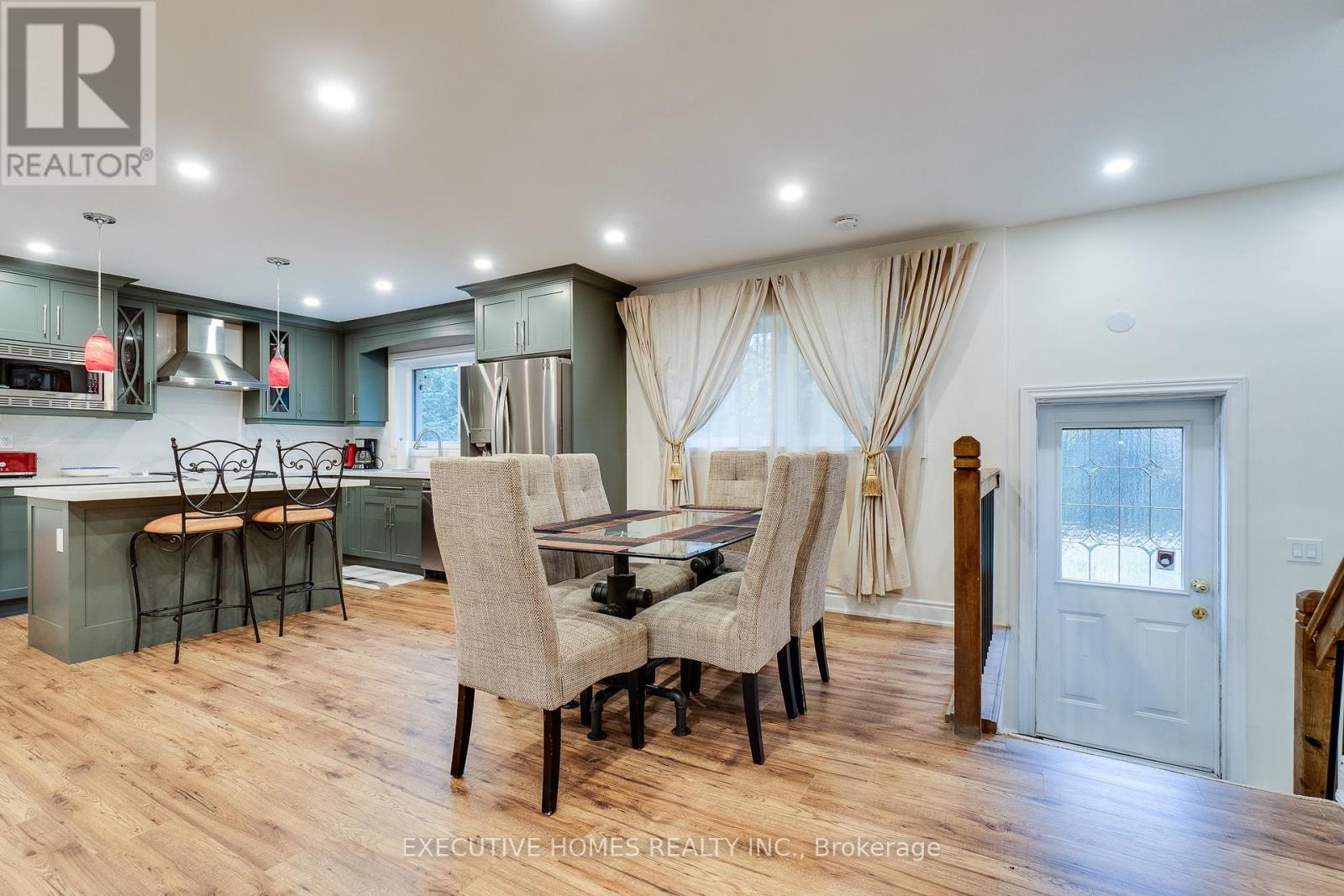 208 Glen Oak Drive, Oakville, Ontario  L6K 2J2 - Photo 15 - W12063252