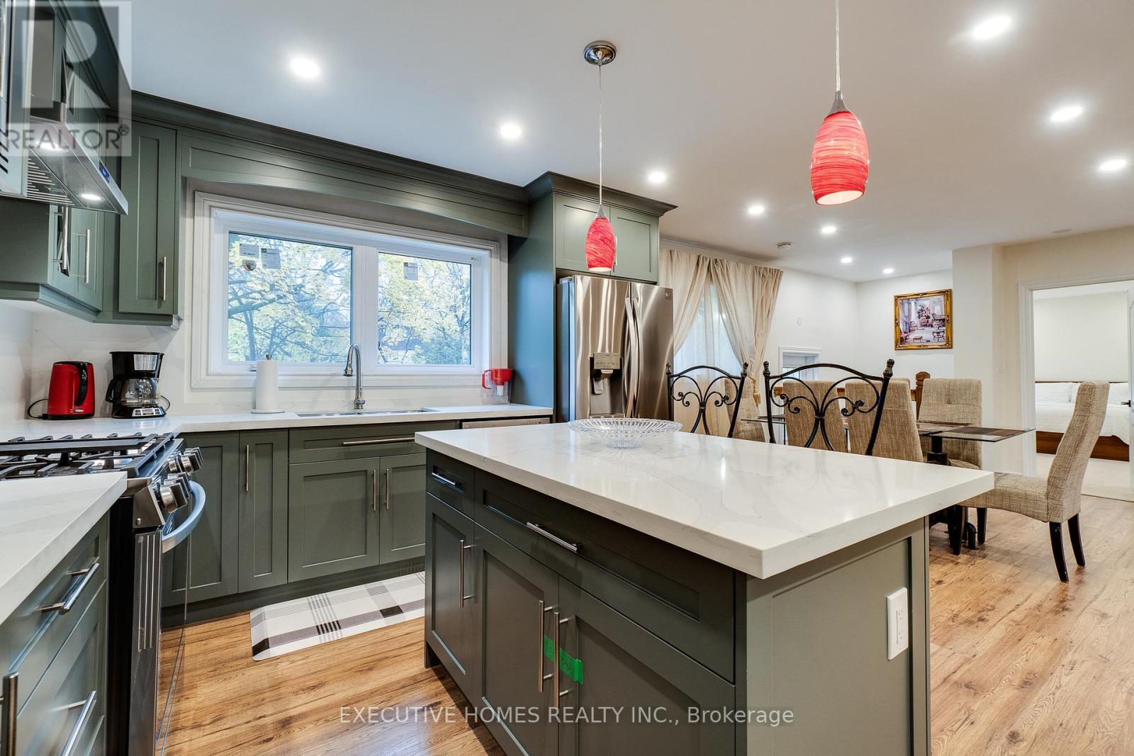 208 Glen Oak Drive, Oakville, Ontario  L6K 2J2 - Photo 19 - W12063252