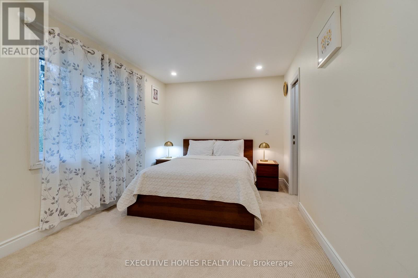 208 Glen Oak Drive, Oakville, Ontario  L6K 2J2 - Photo 26 - W12063252
