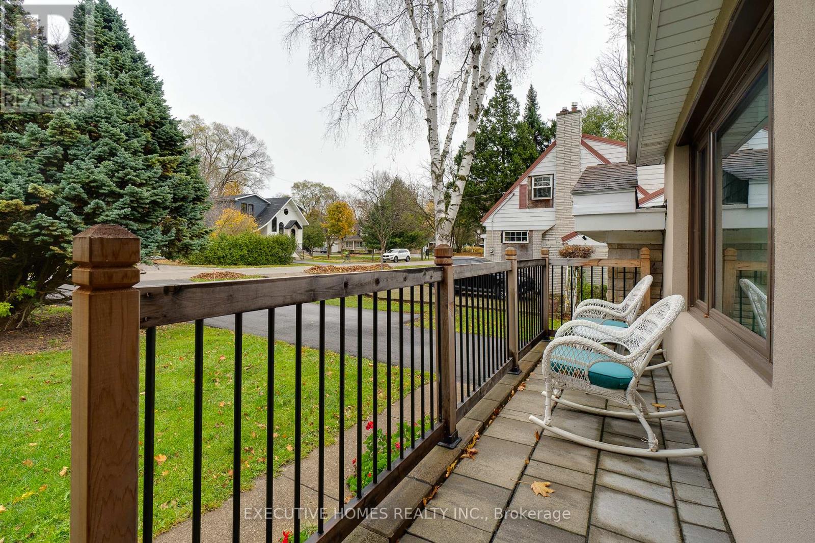 208 Glen Oak Drive, Oakville, Ontario  L6K 2J2 - Photo 9 - W12063252