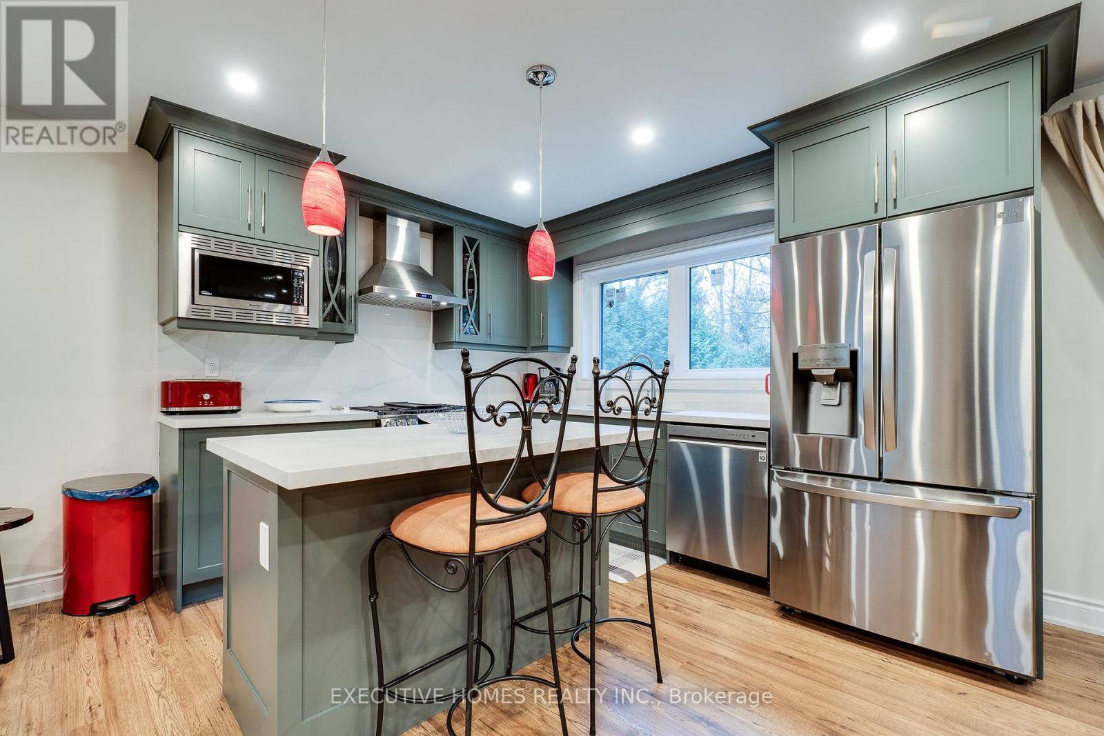 208 Glen Oak Drive, Oakville, Ontario  L6K 2J2 - Photo 16 - W12063252