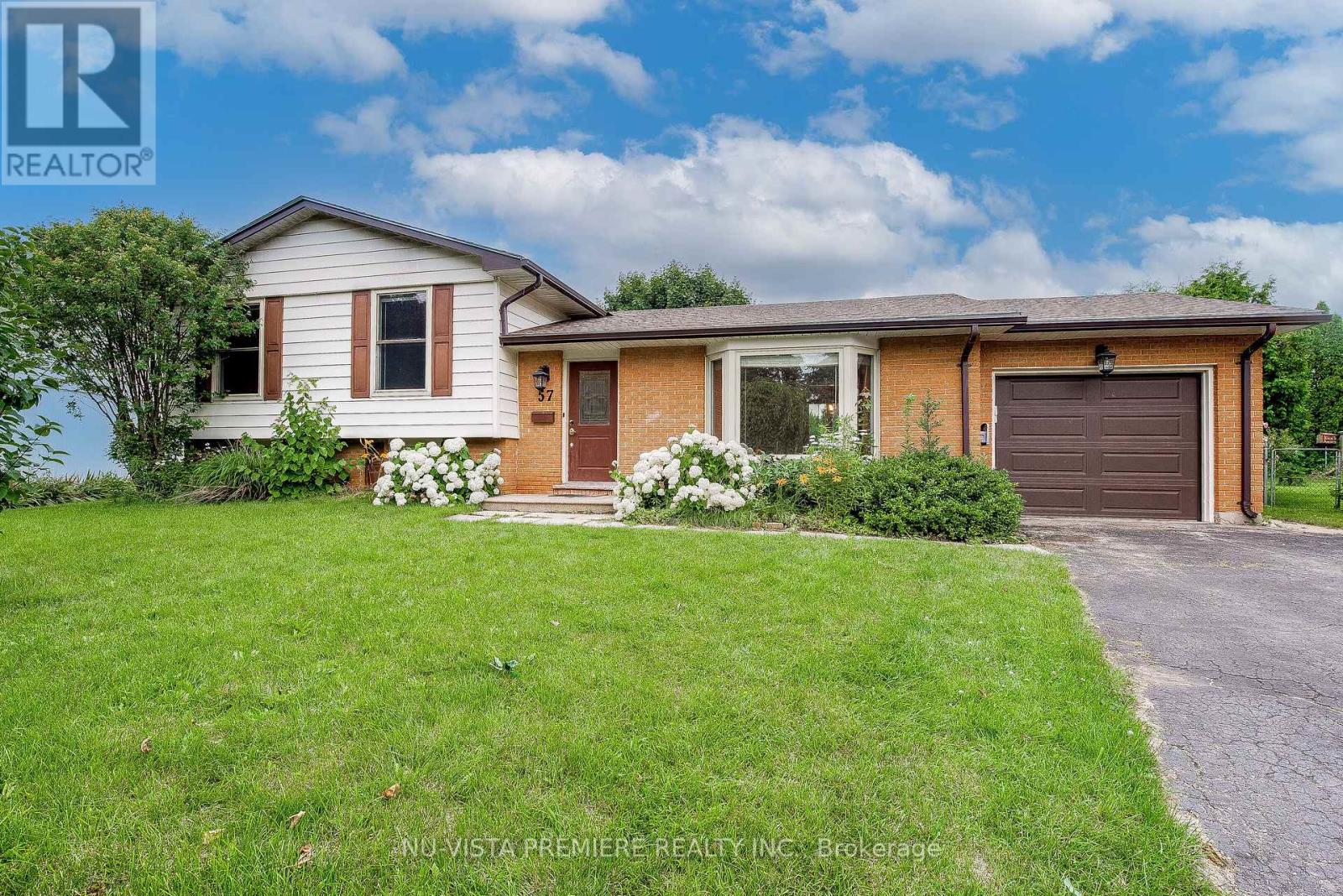 Photo 2 of 39 for 57 Mctaggart Crescent