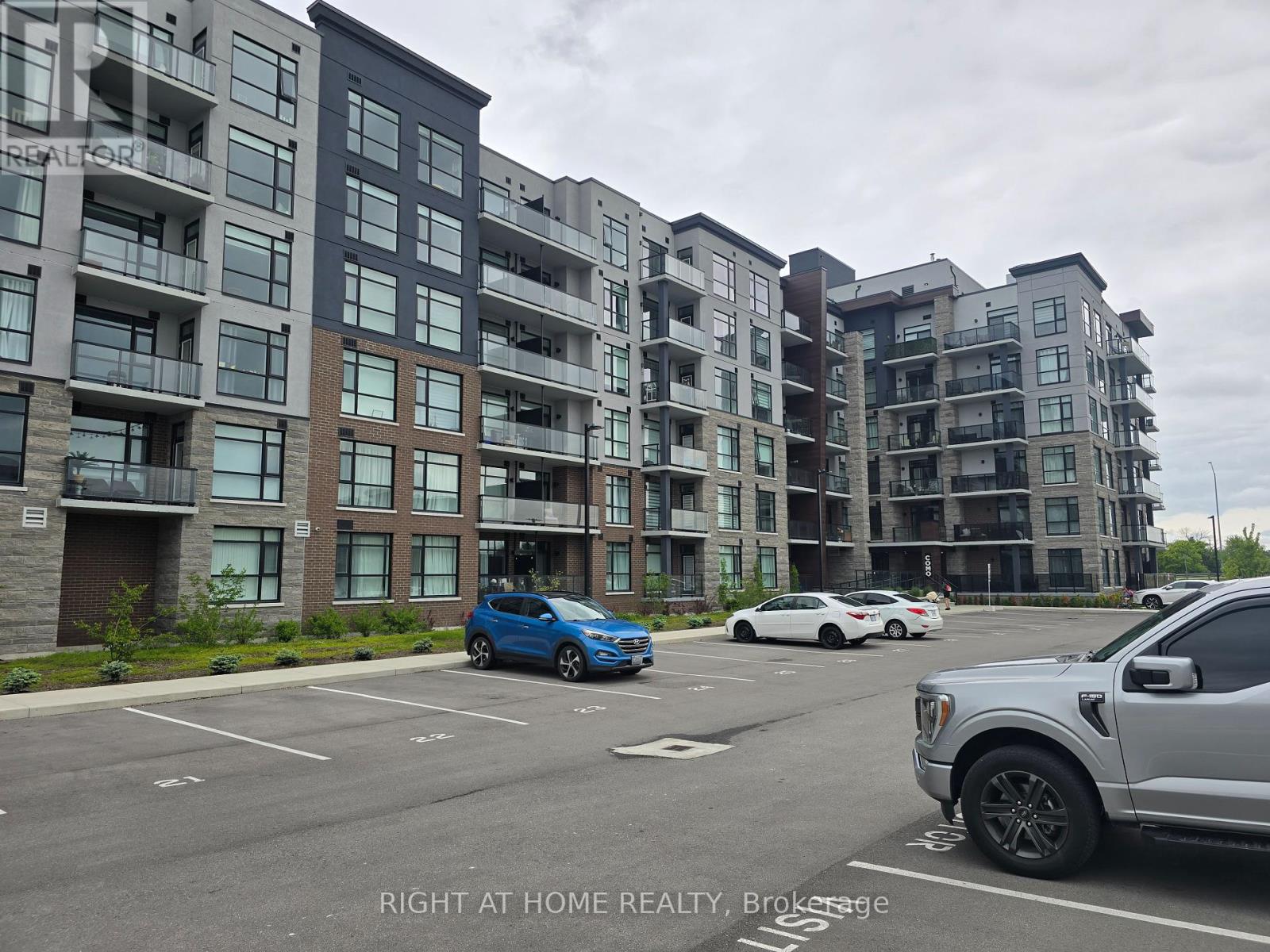 522 - 600 North Service Road, Hamilton, Ontario  L8E 0L2 - Photo 3 - X12193767