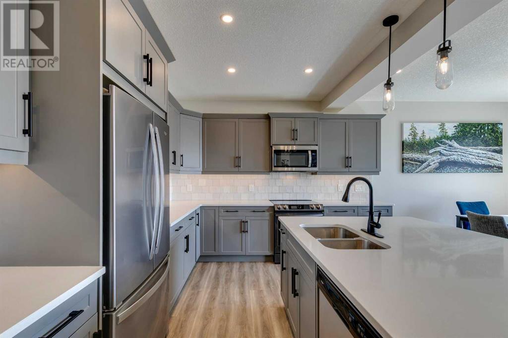 Property at 33 Creekstone Square SW image 3