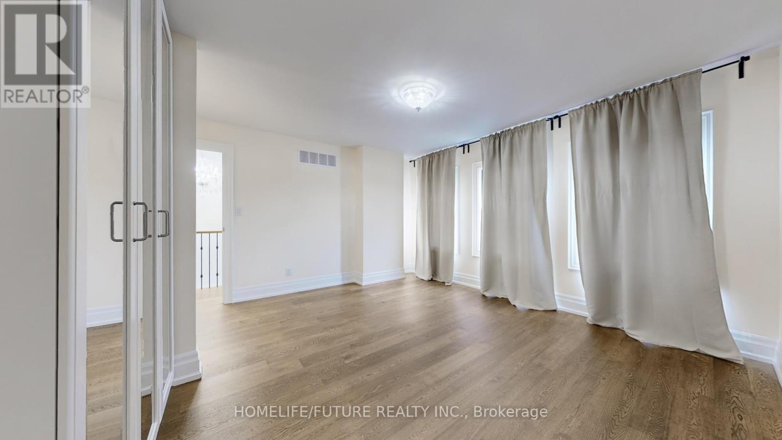 60 North Riverdale Drive, Caledon, Ontario  L7C 3K3 - Photo 17 - W12193862