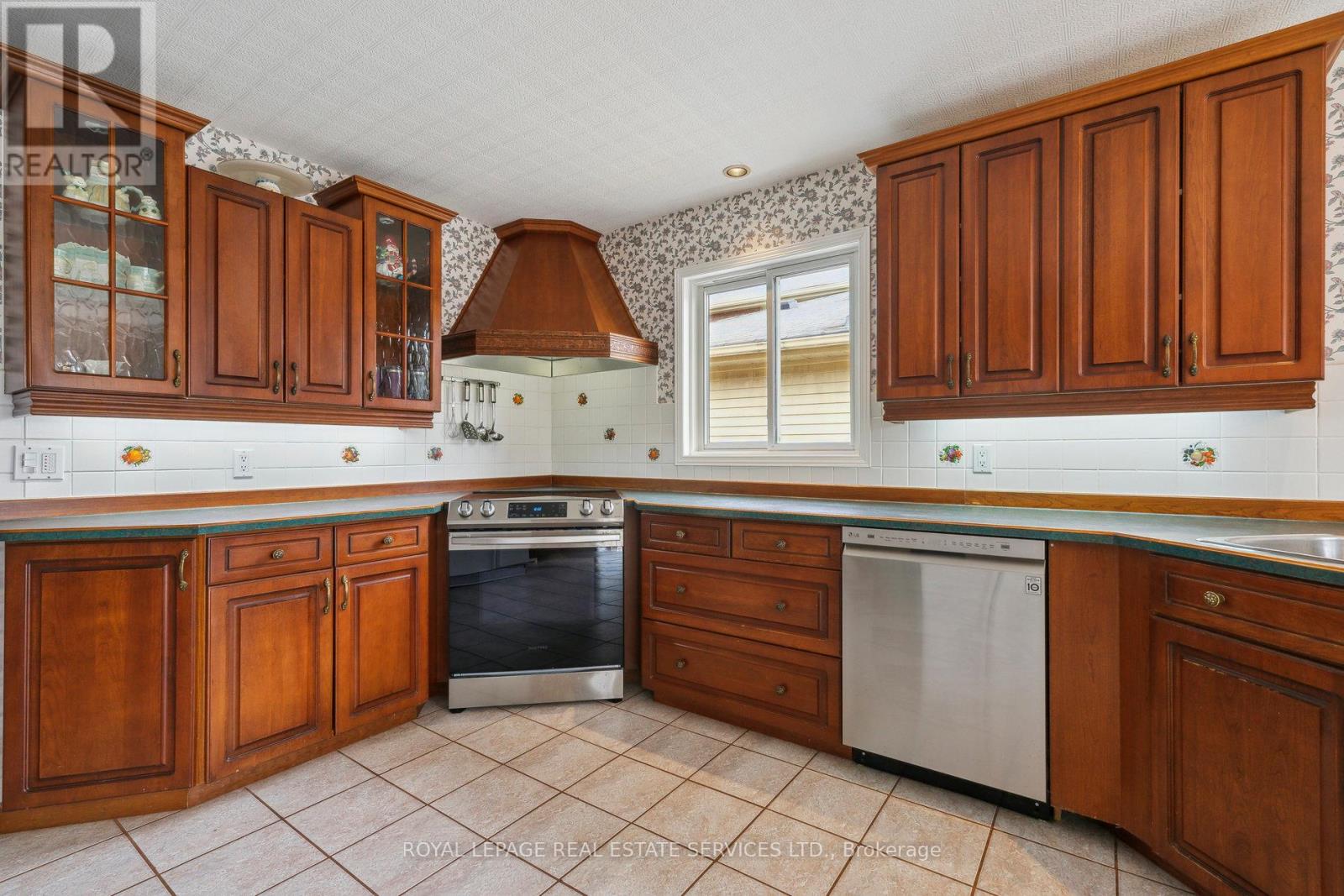 19 Engel Crescent, Barrie, Ontario  L4N 6K5 - Photo 12 - S12132353