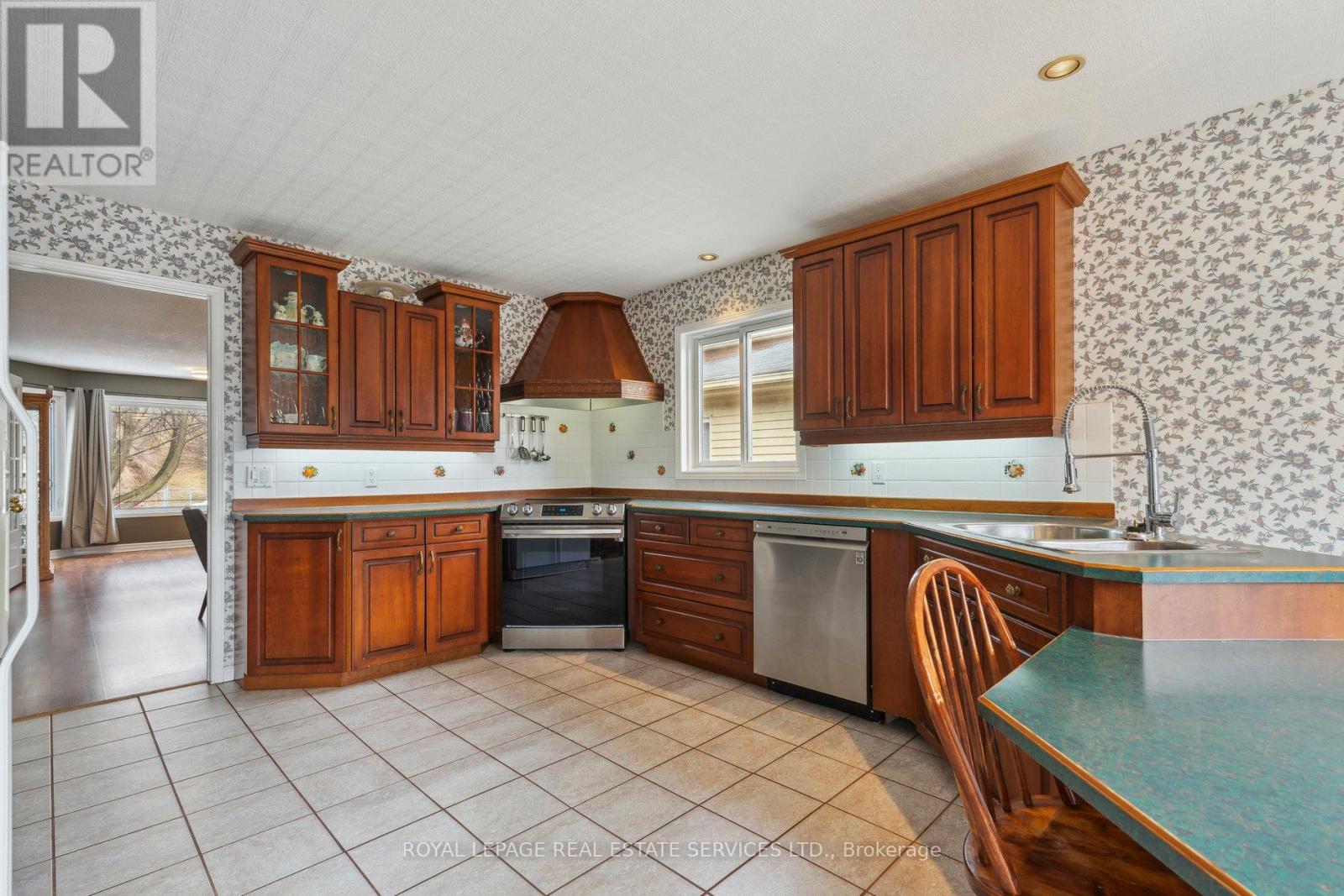 19 Engel Crescent, Barrie, Ontario  L4N 6K5 - Photo 9 - S12132353