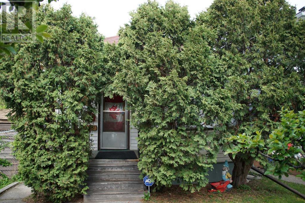 Property at 2025 26A Street SW image 2