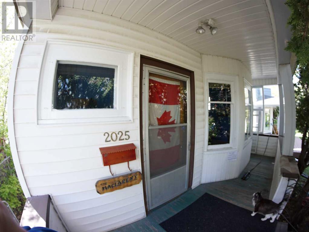 Property at 2025 26A Street SW image 4